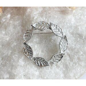 Gerry's Designer Leaf Shaped Wreath Textuerd Classic Vintage Cute Brooch